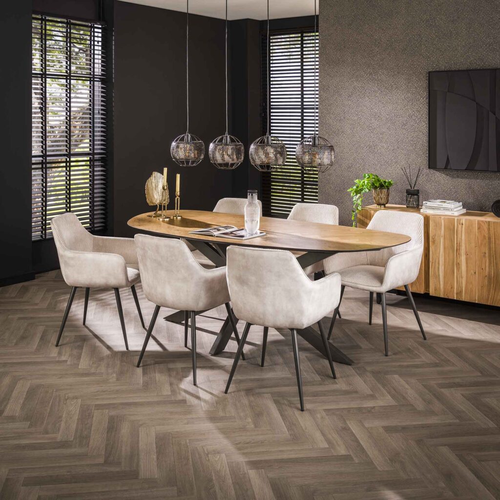 Moderne eethoek met houten tafel, beige stoelen, zwarte jaloezieën en hanglampen bij Belga Meubel Brugge