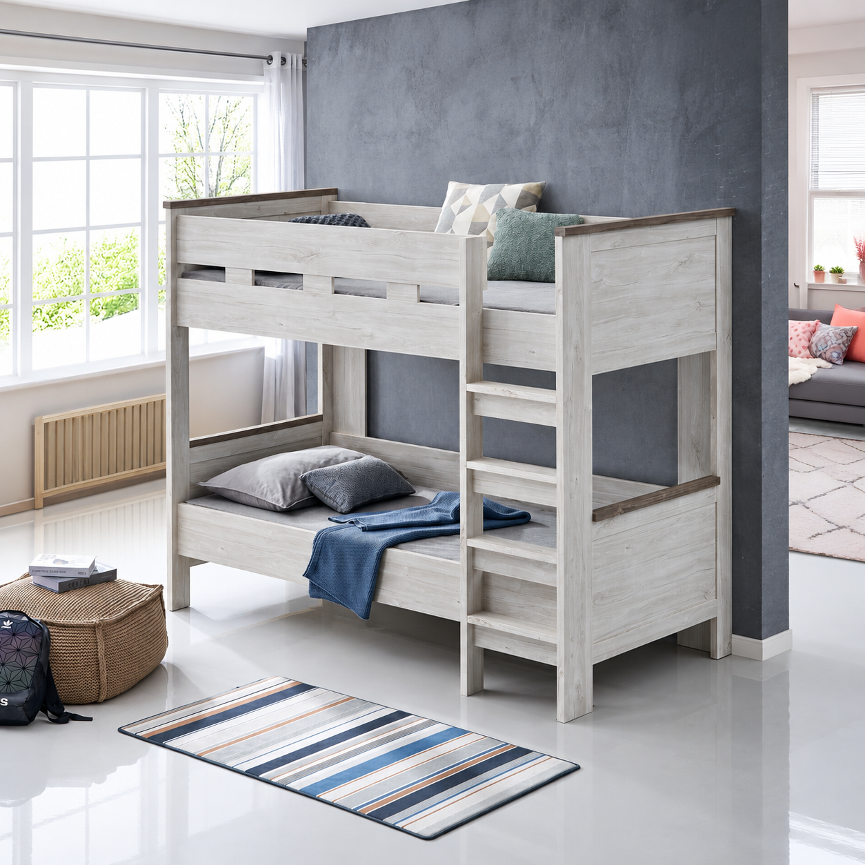 Stapelbed in lichte houtlook met twee slaapplaatsen, geïntegreerde ladder, uitvalbeveiliging en grijze houtaccenten