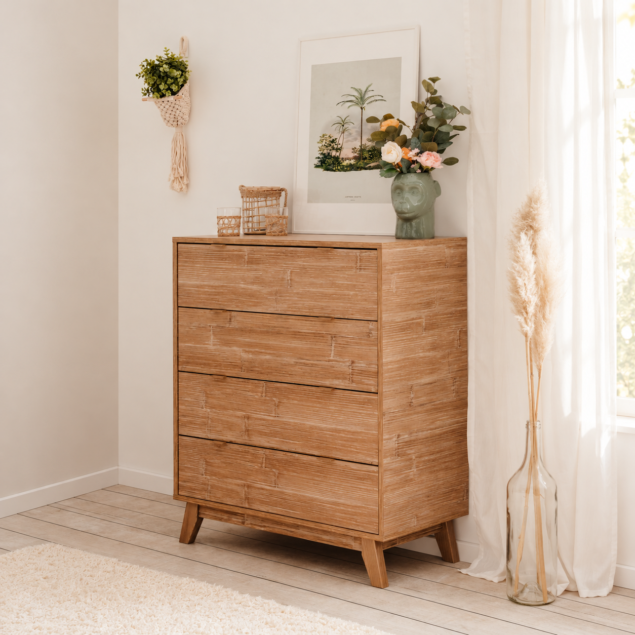 Houten commode Boobang met vier ruime opbergladen, natuurlijke houtlook en schuine houten poten
